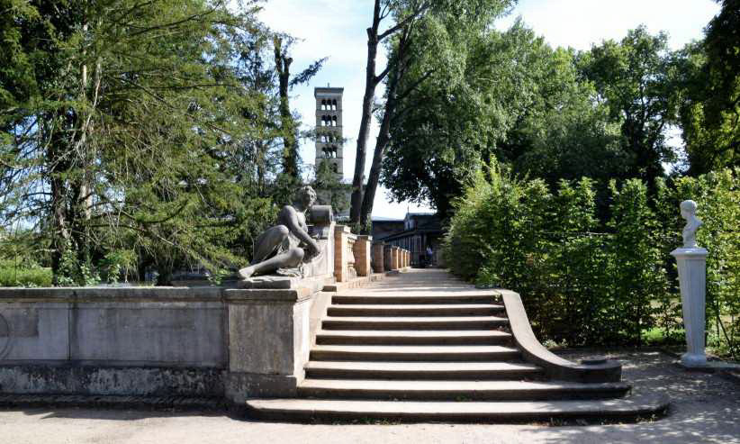 Der Weg nach links fhrt zum Kaiser-Friedrich-Mausoleum und zur Friedenskirche.