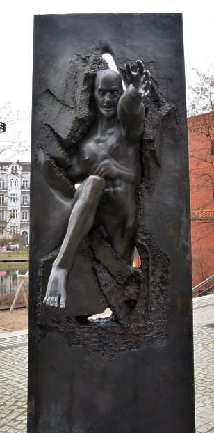 Die Skulptur "Wir sind das Volk" in der "Strae der Erinnerung" - Spreebogen.