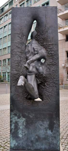 Die Skulptur "Wir sind das Volk" in der "Strae der Erinnerung" - Spreebogen.