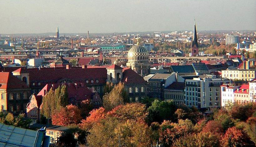 Der Blick vom Auenrundgang des Berliner Doms zur Neuen Synagoge