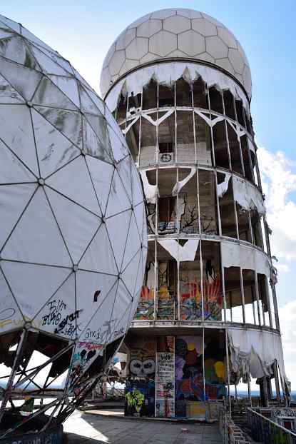 Der zerstrte, ehemalige Radarturm auf dem Teufelsberg