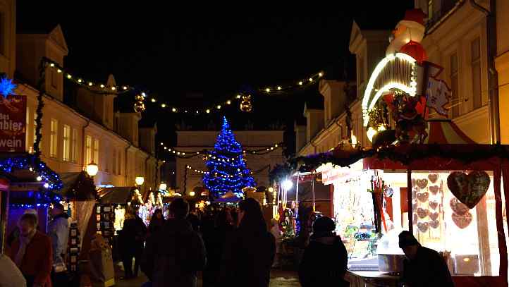 Gemtlicher Weihnachtsmarkt hinter dem Brandenburger Tor Potsdam