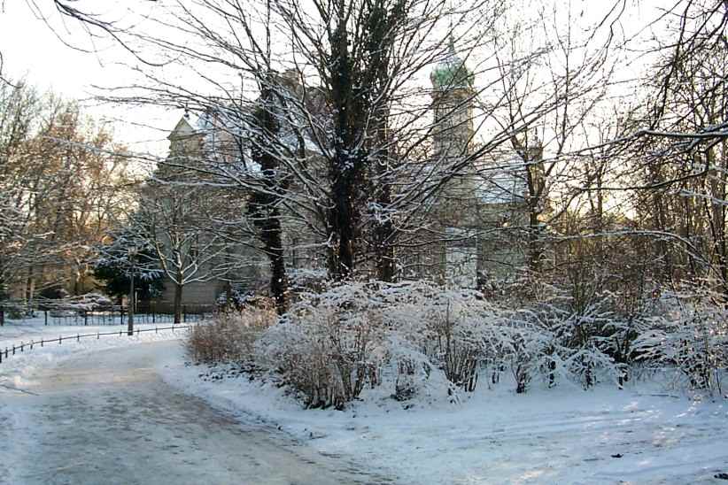 Jagdschloss Glienicke im winterlichen Outfit nahe der Glienicker Brcke.