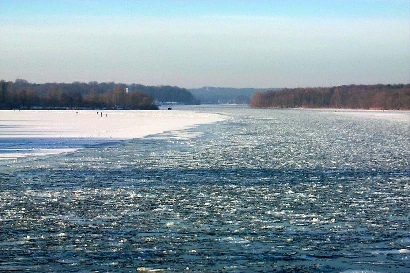 Seltener Anblick der zugefrorenen Havel in Berlin und Brandenburg.
