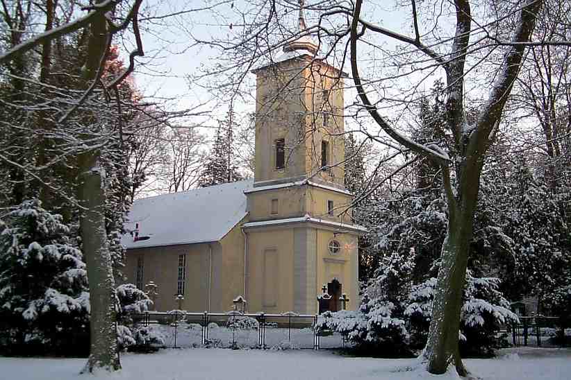 Die Dorfkirche im verschneiten Heiligensee.