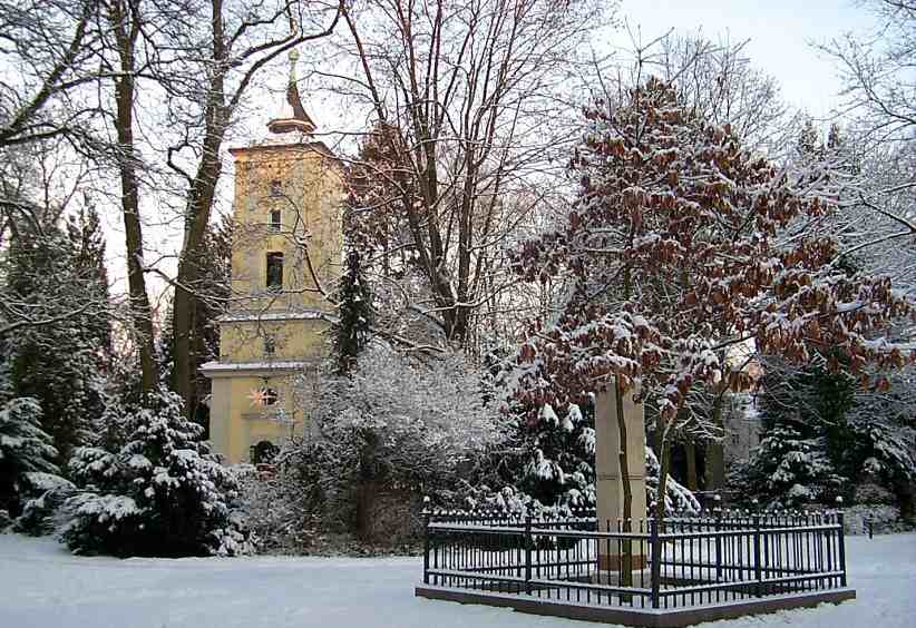 Die Dorfkirche im verschneiten Heiligensee mit Steinsule.