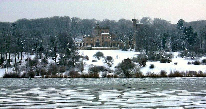 Zugefrorene Havel vor dem Park und Schloss Babelsberg.