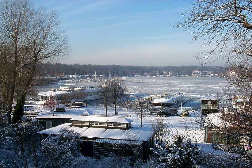 Dampferanlegestellen am Groen Wannsee im Winter.