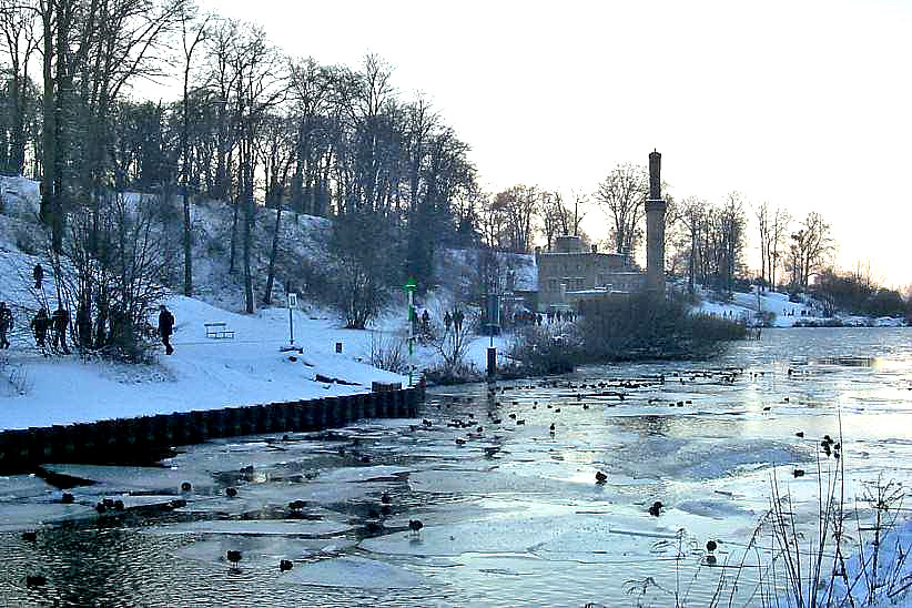 Im Winter am Ufer der Glienicker Lake - im Park Babelsberg.