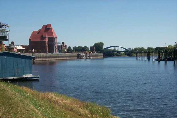 Blick ber die Stepenitz (Elbe) zur historischen ehemaligen Kornspeicher