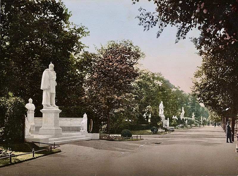 Siegesallee im Tiergarten um 1900 in Berlin.