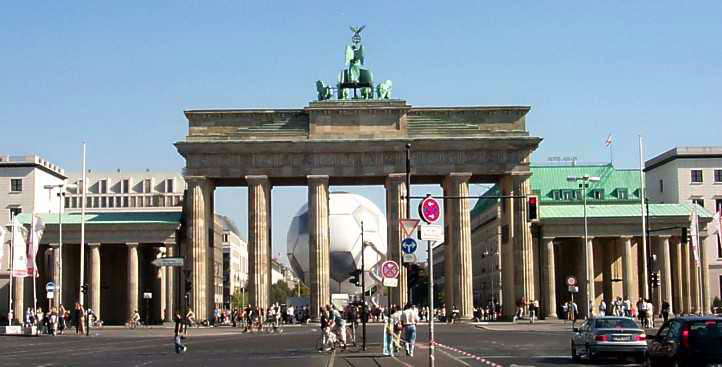 Fuball auf dem Pariser Platz - Brandenburger Tor - Eingang nach Berlin.