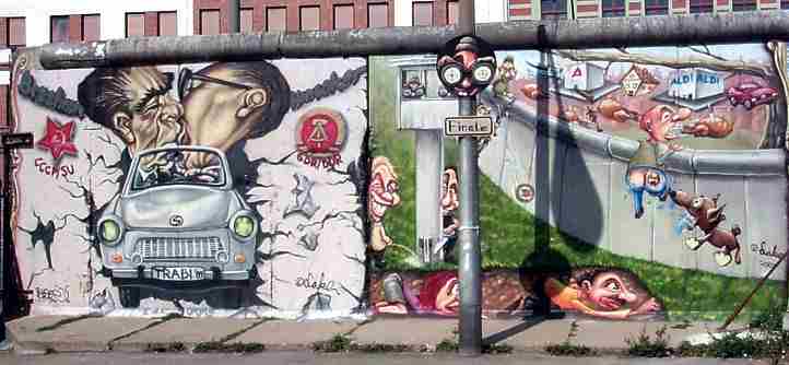 East-Side Gallery  -  Rest der DDR-Mauer und Rede des Lgenbarons Ulbricht