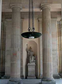 In der Halle rechts vom Brandenburger Tor - Minerva, Gttin des Handwerks.