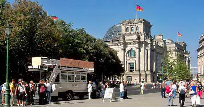 Reichstagsgebude - Seiten- und Rckansicht mit Ostportal