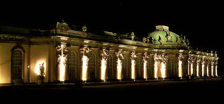 Sanssouci bei Nacht auf der Terrasse