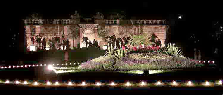 Sizilianischer Garten bei Nacht
