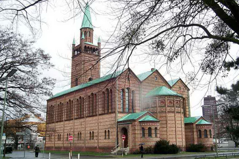 Die dreischiffige Hallenkirche St. Matthus-Kirche im Tiergarten.